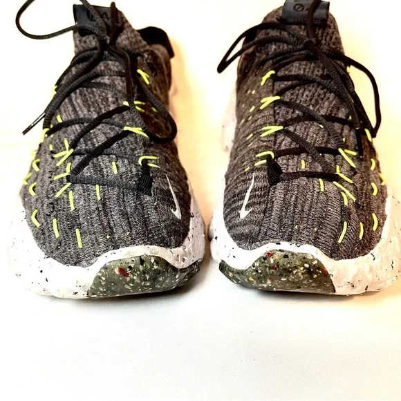 NIKE Space Hippie 04 Men’s Sneaker in Black/Volt - Picture 4 of 8